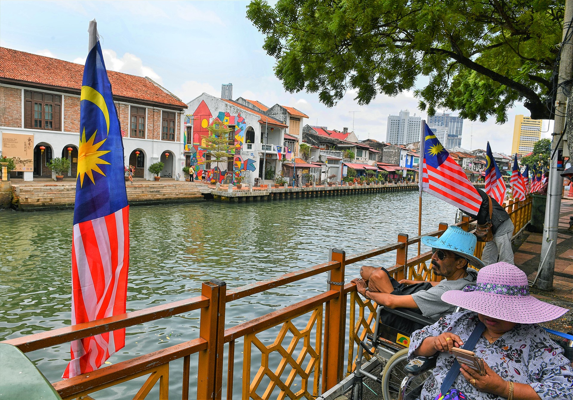 Một số người Malaysia thường ngồi hai bên bờ sông ngắm những ngôi nhà có kiến trúc đa dạng và màu sắc đẹp như một giấc mơ.