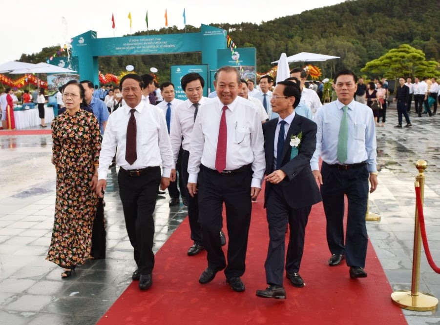 Phó thủ tướng Thường trực Chính Phủ Trương Hòa Bình dự lễ khánh thành bãi biển nhân tạo đầu tiên tại Hải Phòng. Ảnh MD