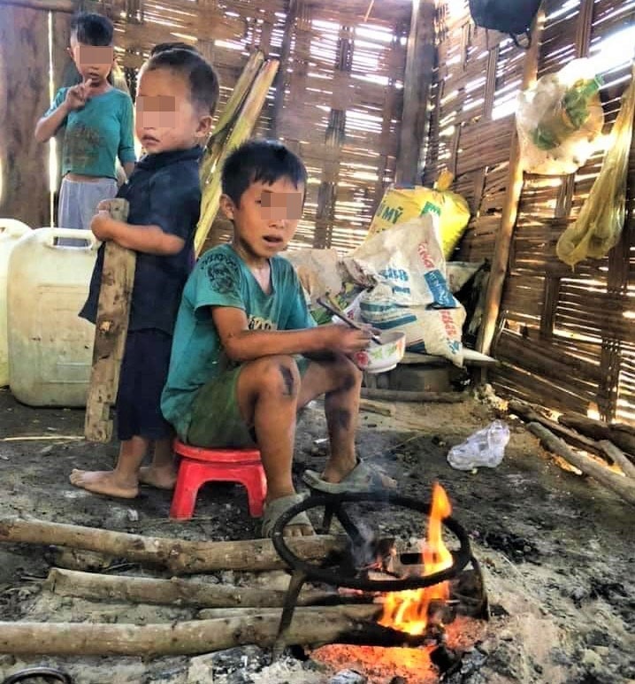 Bữa cơm sáng ăn kèm với ve sầu của trẻ em thôn 12, xã Vụ Bổn, huyện Krông Pắc, Đắk Lắk. Ảnh: Bùi Thuyên Phong