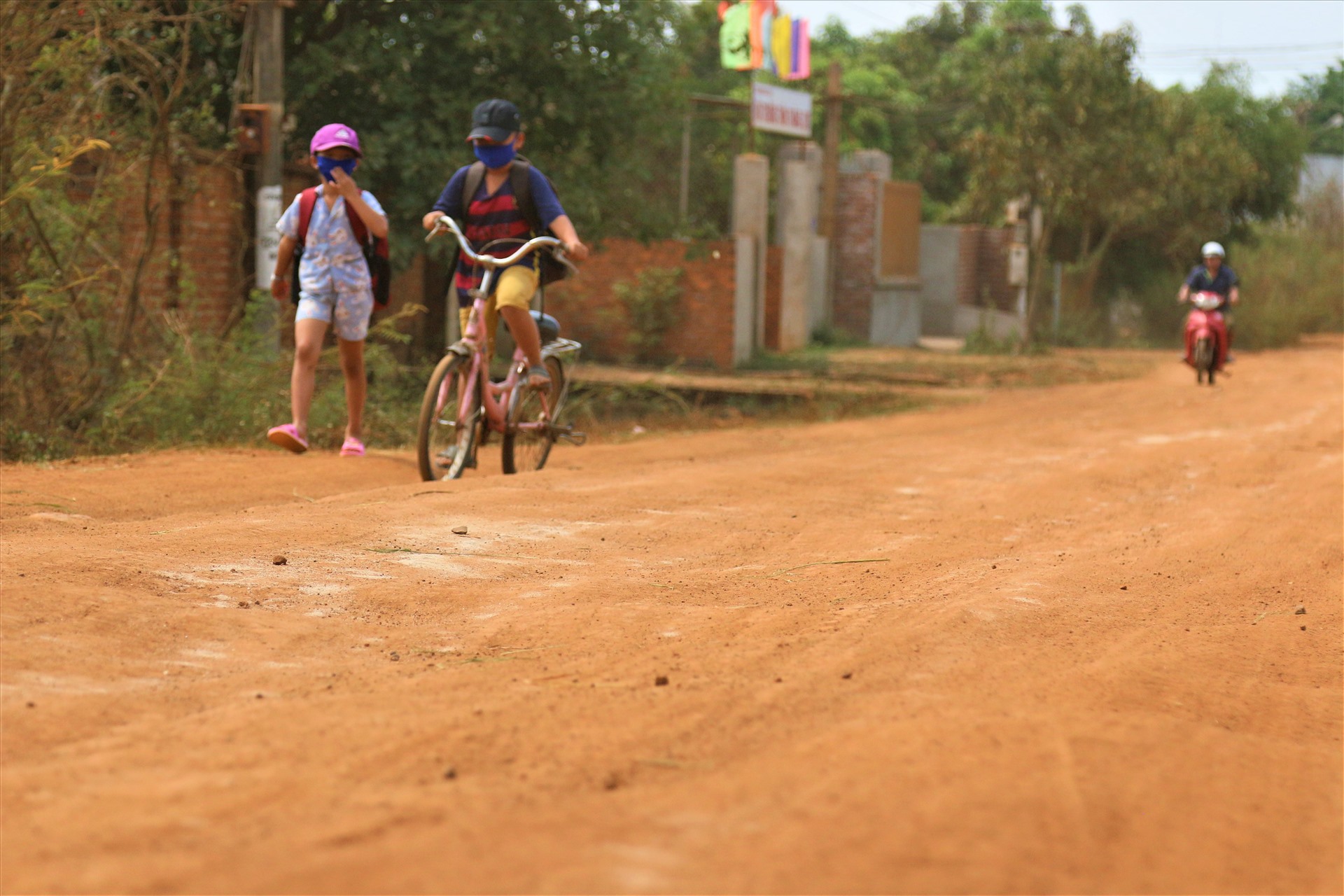 Trẻ em xã Vụ Bổn đạp xe đến trường. Ảnh: Bảo Trung
