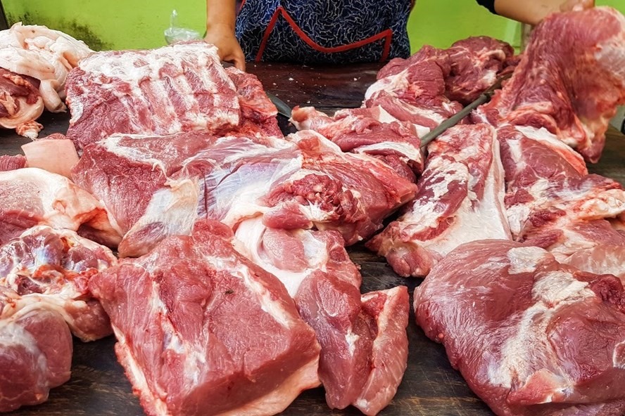 Giá thịt lợn tại các chợ dân sinh giảm nhẹ, bán ra với mức từ 160.000-180.000 đồng/kg. Ảnh: Khánh Vũ