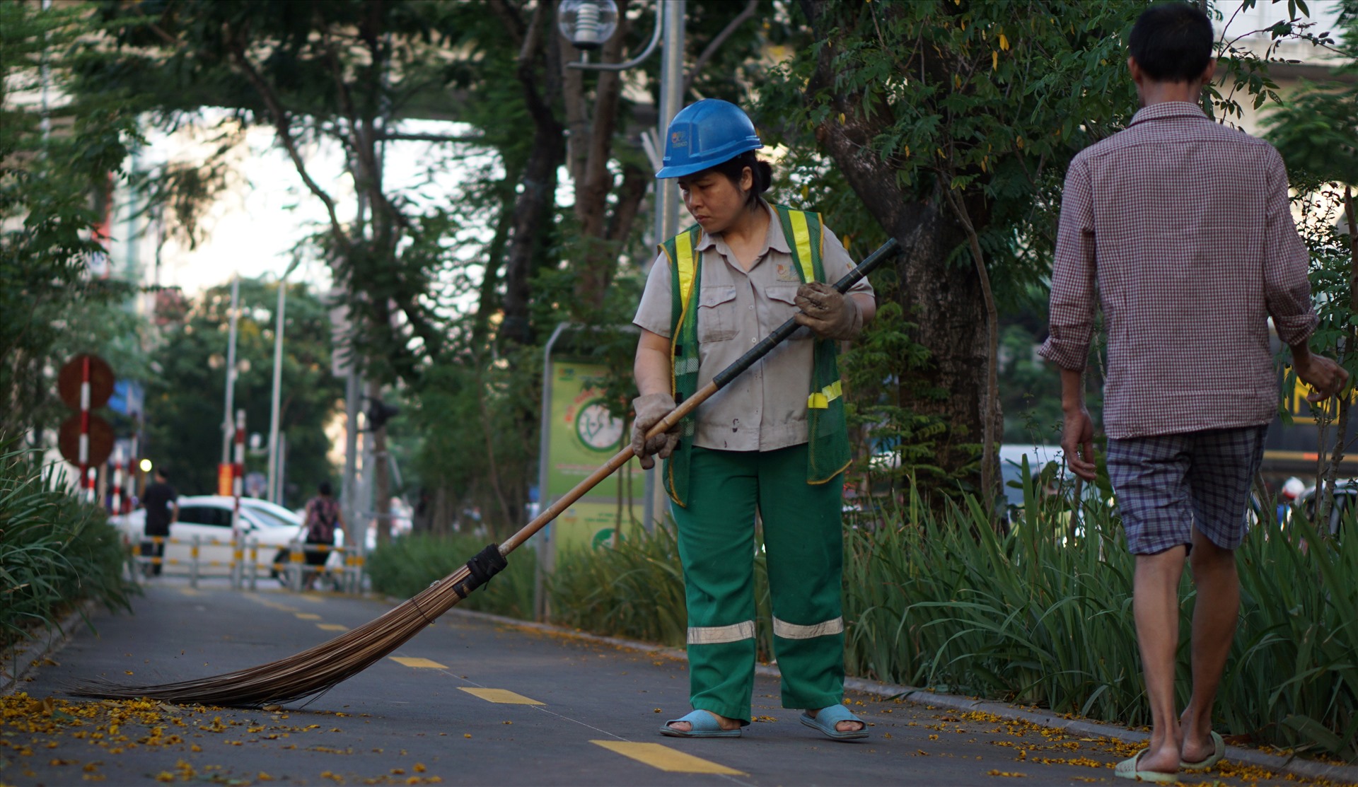 Để con đường luôn được sạch sẽ không thể không nhắc đến vai trò của những công nhân công ty Môi trường Đô thị Hà Nội quét dọn mỗi ngày. Ảnh PV.