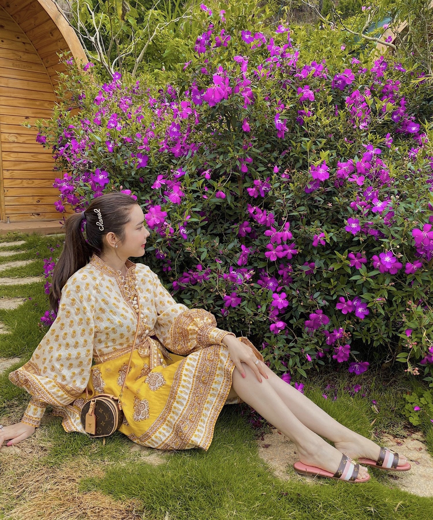Huỳnh Vy là một hoa hậu du lịch, vì thế cô thường xuyên thăm thú khắp mọi miền đất nước và giới thiệu cảnh đẹp đến người hâm mộ. Ảnh: NSCC