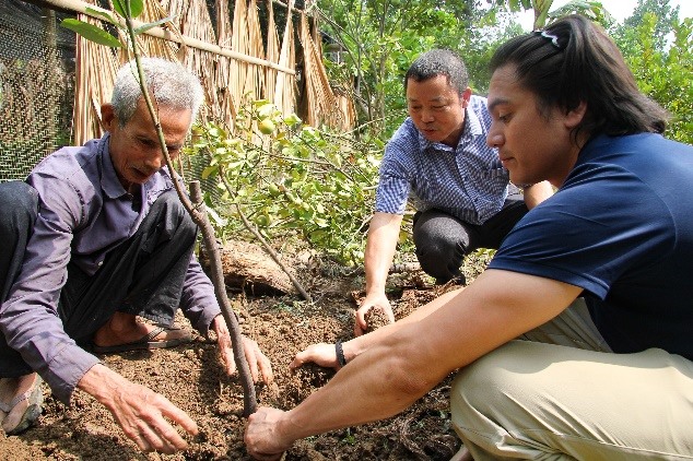 Anh Alfred Meza, sáng lập viên Dự án LoHi giúp ông nội Tuấn trồng “tương lai” cho cháu Tuấn
