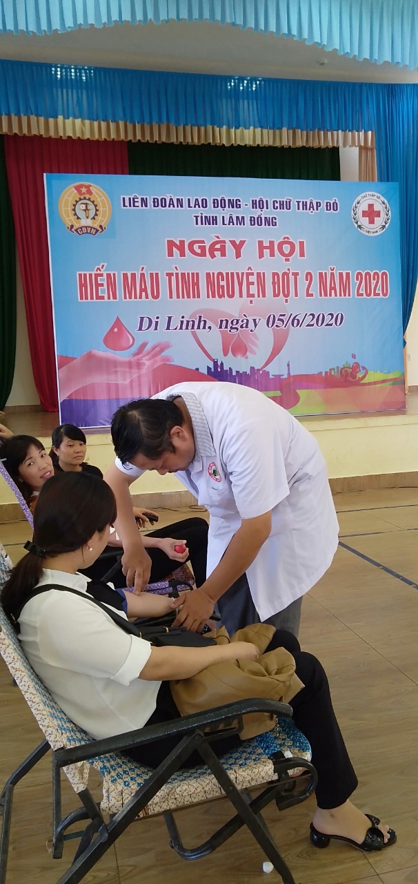Người lao động Lâm Đồng tham gia hiến máu