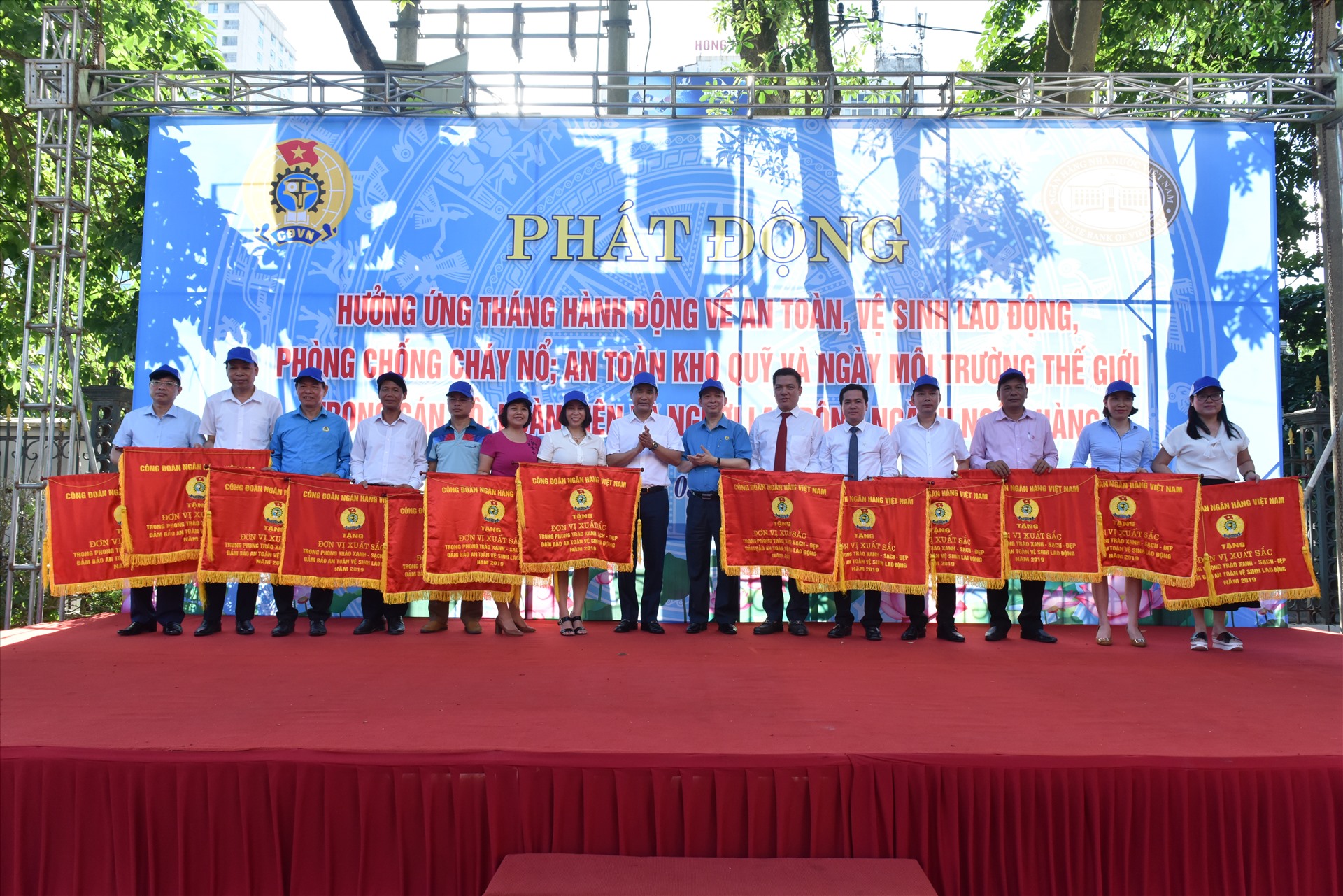 Phó Thống đốc Ngân hàng Nhà nước, Chủ tịch Công đoàn Ngân hàng Việt Nam Đào Minh Tú tặng cờ thi đua cho các đơn vị. Ảnh: CĐNH