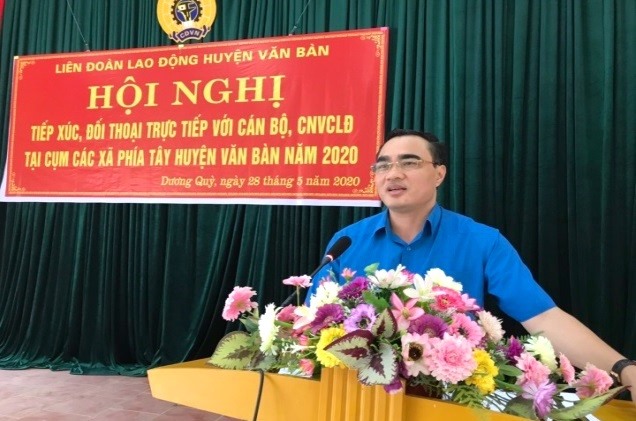 Đồng chí Nguyễn Hữu Long - Tỉnh ủy viên, Chủ tịch LĐLĐ tỉnh phát biểu tại Hội nghị tiếp xúc đối thoại với CNVCLĐ huyện Văn Bàn