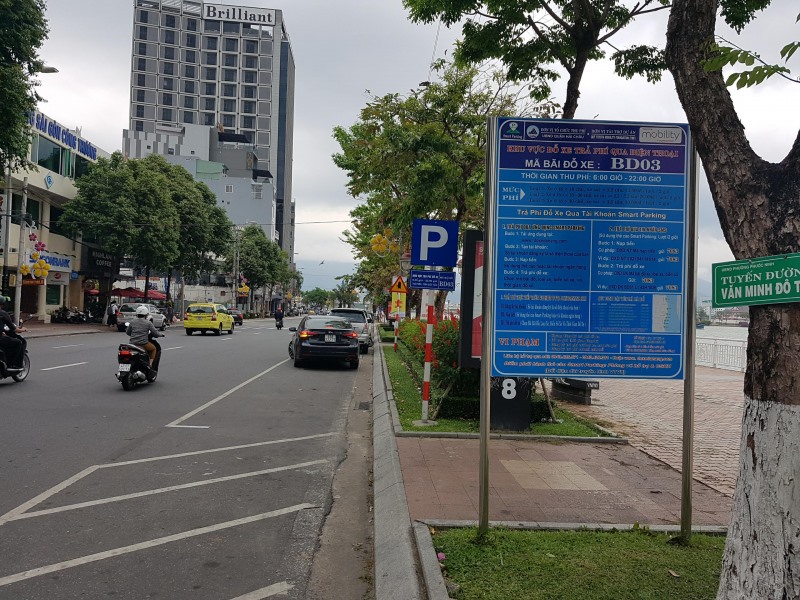 Hiện việc thu phjis đậu đổ xe trên lề đường Trần Phú, Bạch Đằng, TP Đà Nẵng gây nhiều phiền nhiễu cho người dân (ảnh N.T.L)