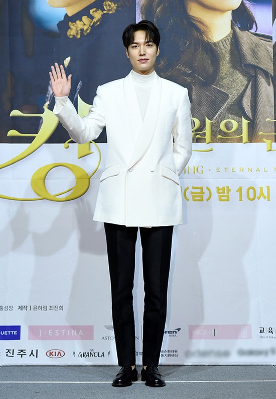 Lee Jong Suk: 'IU là cô gái hài hước nhất thế giới' - Ngôi sao