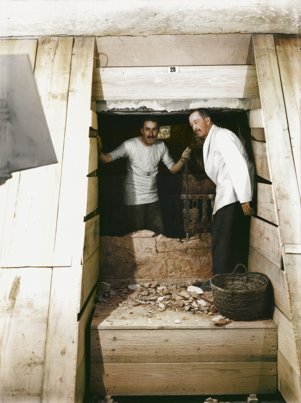 Nhà khảo cổ Howard Carter và nhà tài trợ Lord Carnarvon bước vào căn phòng chứa xác ướp vào năm 1923. Ảnh: Viện Griffith