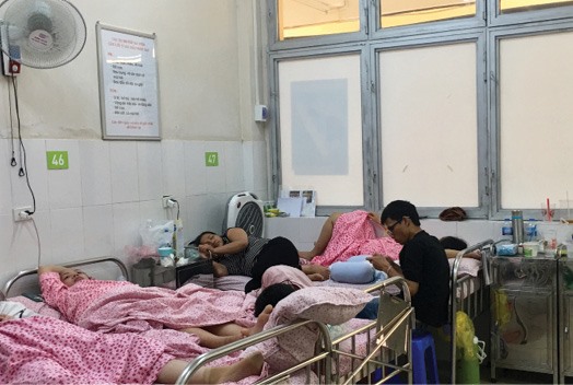 Tại nhiều bệnh viện khác trên địa bàn thành phố Hà Nội, người thăm nom vẫn nằm la liệt trong phòng bệnh. Ảnh: T.ANH - S.HẠ