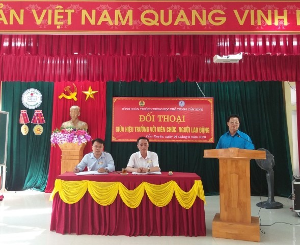 Ông Lê Văn Chí - Trưởng Ban Chính sách - Pháp luật LĐLĐ Hà Tĩnh trả lời câu hỏi.