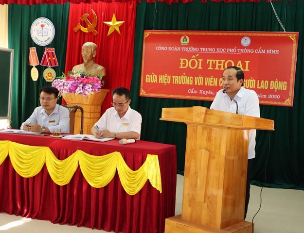 Ông Trần Trung Dũng - Giám đốc Sở GDĐT Hà Tĩnh trao đổi một số nội dung tại buổi đối thoại.