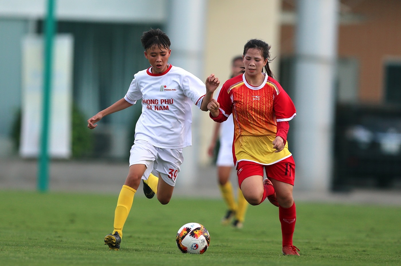 U19 nữ Sơn Lan (áo đỏ) có chiến thắng đầu tiên tại giải. Ảnh: HẢI ĐĂNG