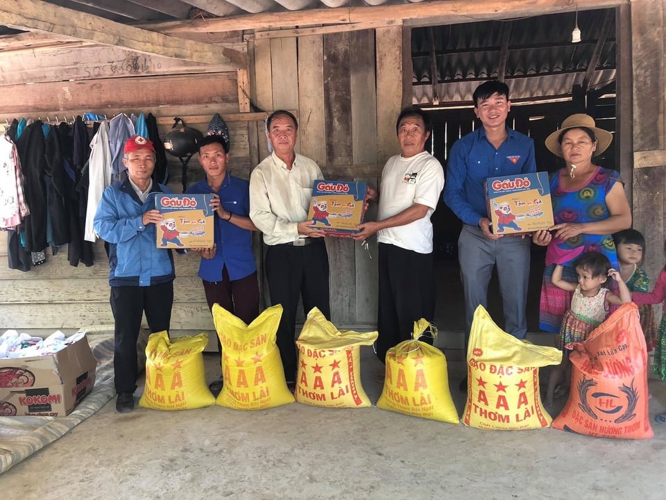 Thời gian qua, cấp ủy, chính quyền huyện Krông Pắk thường xuyên có những hỗ trợ người dân khó khăn tại xã Vụ Bổn. Ảnh: Lin Xong