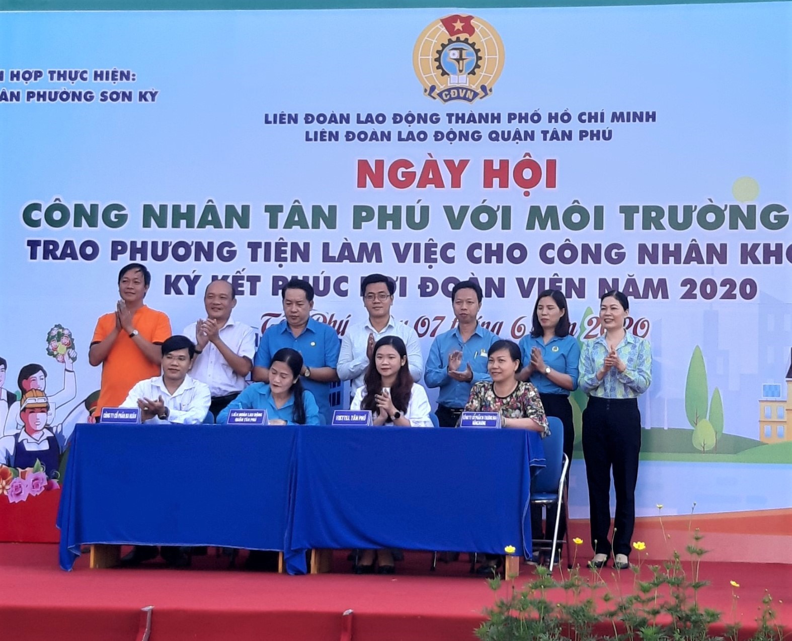 Đại diện LĐLĐ Quận Tân Phú ký kết Chương trình phúc lợi đoàn viên với các doanh nghiệp. Ảnh Đức Long