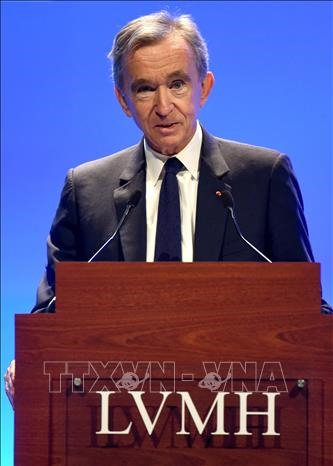 Bernard Arnault là Chủ tịch và Giám đốc điều hành (CEO) của nhà sản xuất hàng xa xỉ lớn nhất thế giới LVMH. LVMH là tập đoàn hàng đầu thế giới về xa xỉ phẩm với 70 thương hiệu cao cấp cùng khoảng 4.000 nhà bán lẻ, hoạt động trong 6 lĩnh vực nổi bật. Theo Forbes, Bernard Arnault là 94,2 tỉ USD đang sở hữu 110,6 tỉ USD.