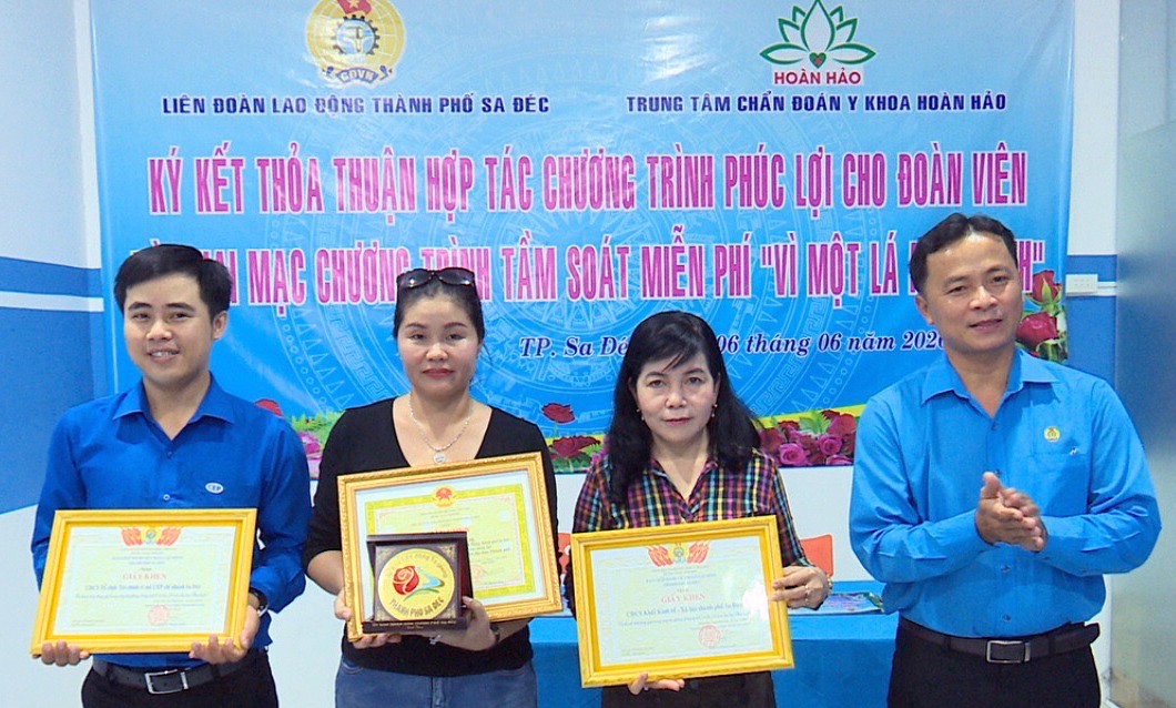 Chủ tịch LĐLĐ TP Sa Đéc Nguyễn Thanh Tuấn trao giấy khen cho các tập thể và cá nhân có thành tích trong công tác phòng chống COVID-19 trên địa bàn. Ảnh: Q.T