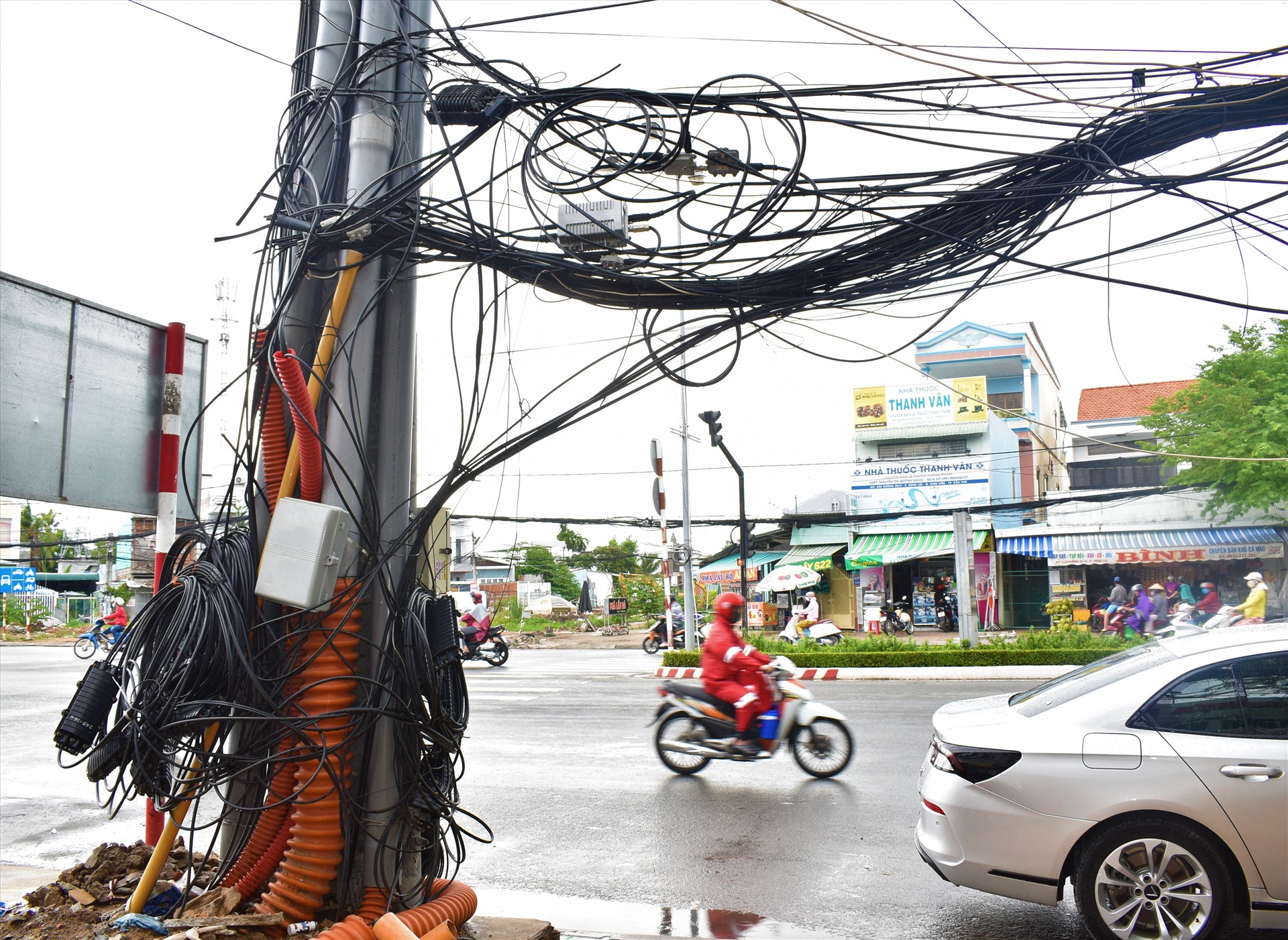 Dây cắp viễn thông không gọn ràng, sà xuống tới mặt đường thấp tới tầm người đi bộ gay nguy cơ tiềm ẩn nguy hiểm cho người đi bộ là rất lớn đặc biệt trong mùa mưa. Ảnh: Thành Nhân