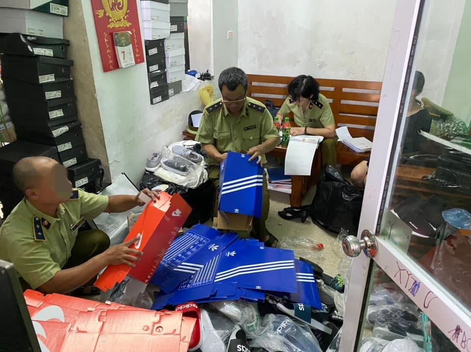 Lực lượng Quản lý thị trường tạm giữ hơn 5.000 sản phẩm nghi giả mạo các nhãn hiệu đã được bảo hộ ở Việt Nam. Ảnh: DMS