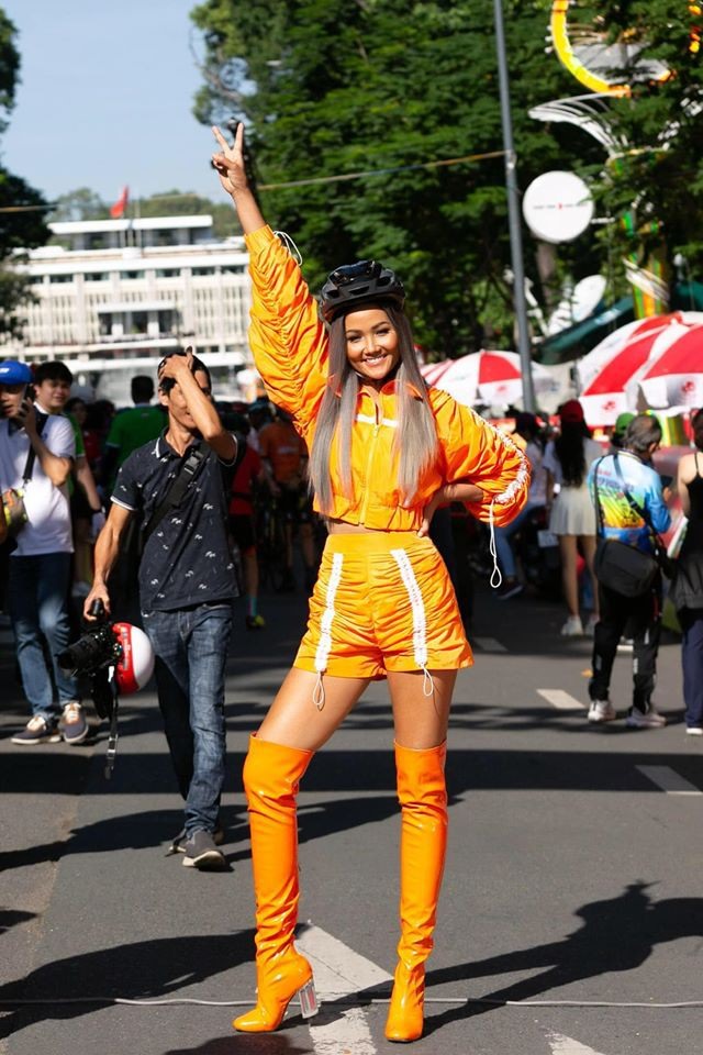 Hoa hậu Hoàn vũ Việt Nam 2017 'lột xác' ấn tượng với mái tóc bạch kim và trang phục màu cam rực rỡ đầy năng động. Ảnh: NSCC