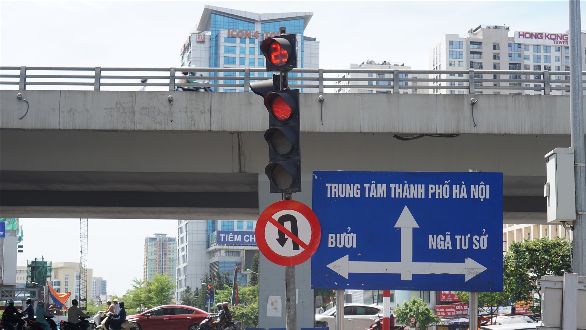 Biển báo cấm quay đầu xe được bố trí tại đầu đường Cầu Giấy. Ảnh PV