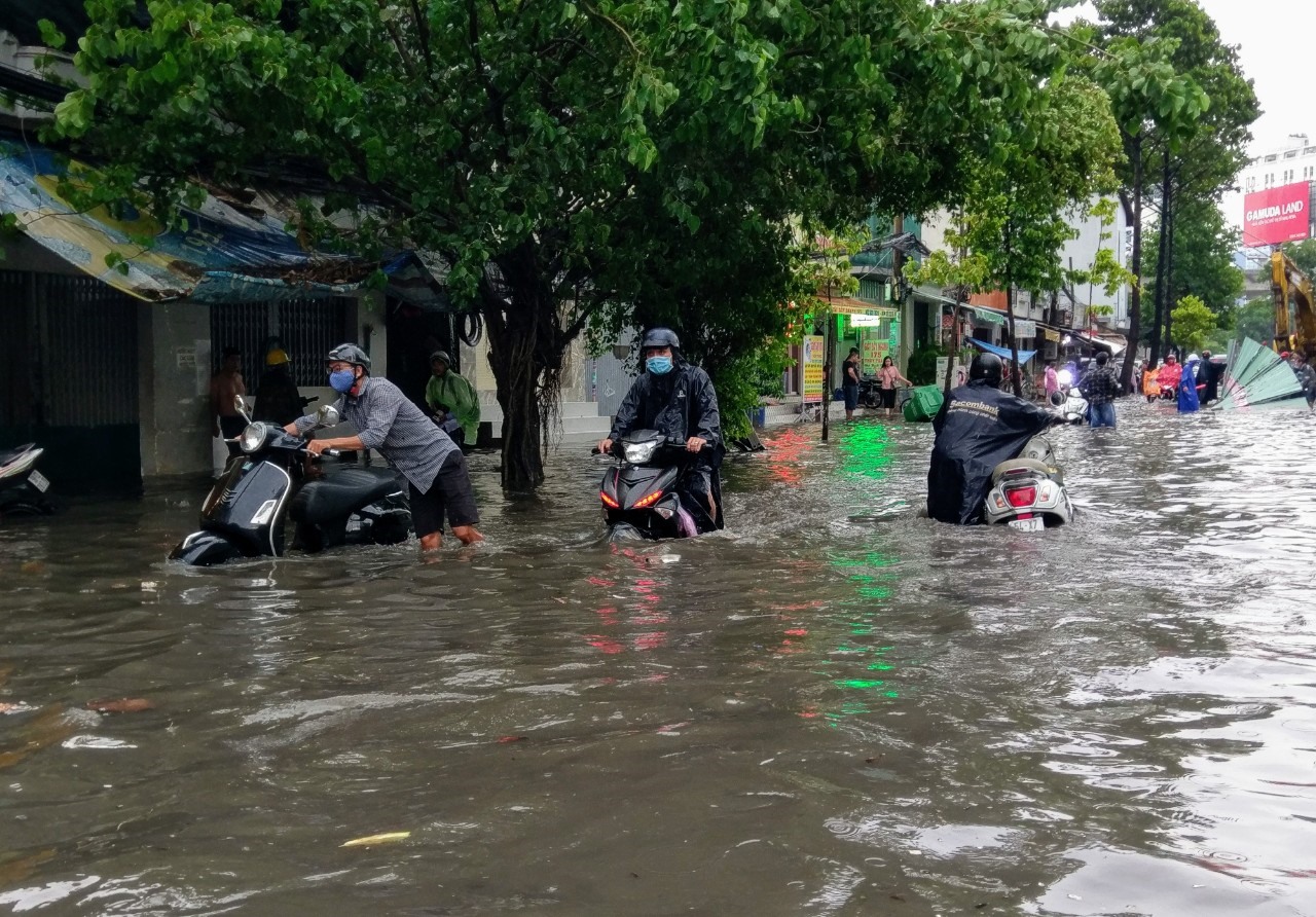 Mưa gây ngập nặng trên đường Nguyễn Hữu Cảnh (quận Bình Thạnh, TPHCM) chiều 3.6.  Ảnh: Minh Quân