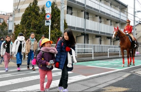 Nhiệm vụ cơ bản của cảnh sát kỵ binh Nhật Bản là đảm bảo trẻ em sở tại được an toàn trên đường đến trường và đi học về. Ảnh: Asahi.