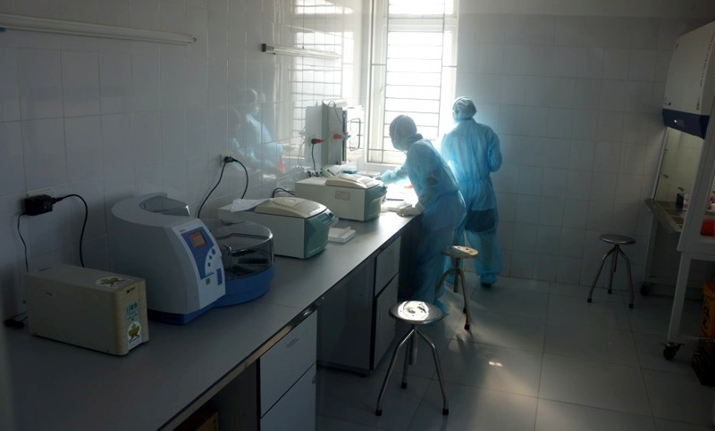 Hệ thống máy xét nghiệm COVID-19 được đặt ại Trung tâm kiểm soát bệnh tật tỉnh Thanh Hóa. Ảnh: N.D