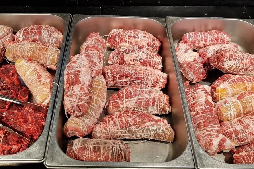 Giá thịt lợn đã bắt đầu giảm tại các chợ dân sinh và siêu thị. Ảnh: Khánh Vũ