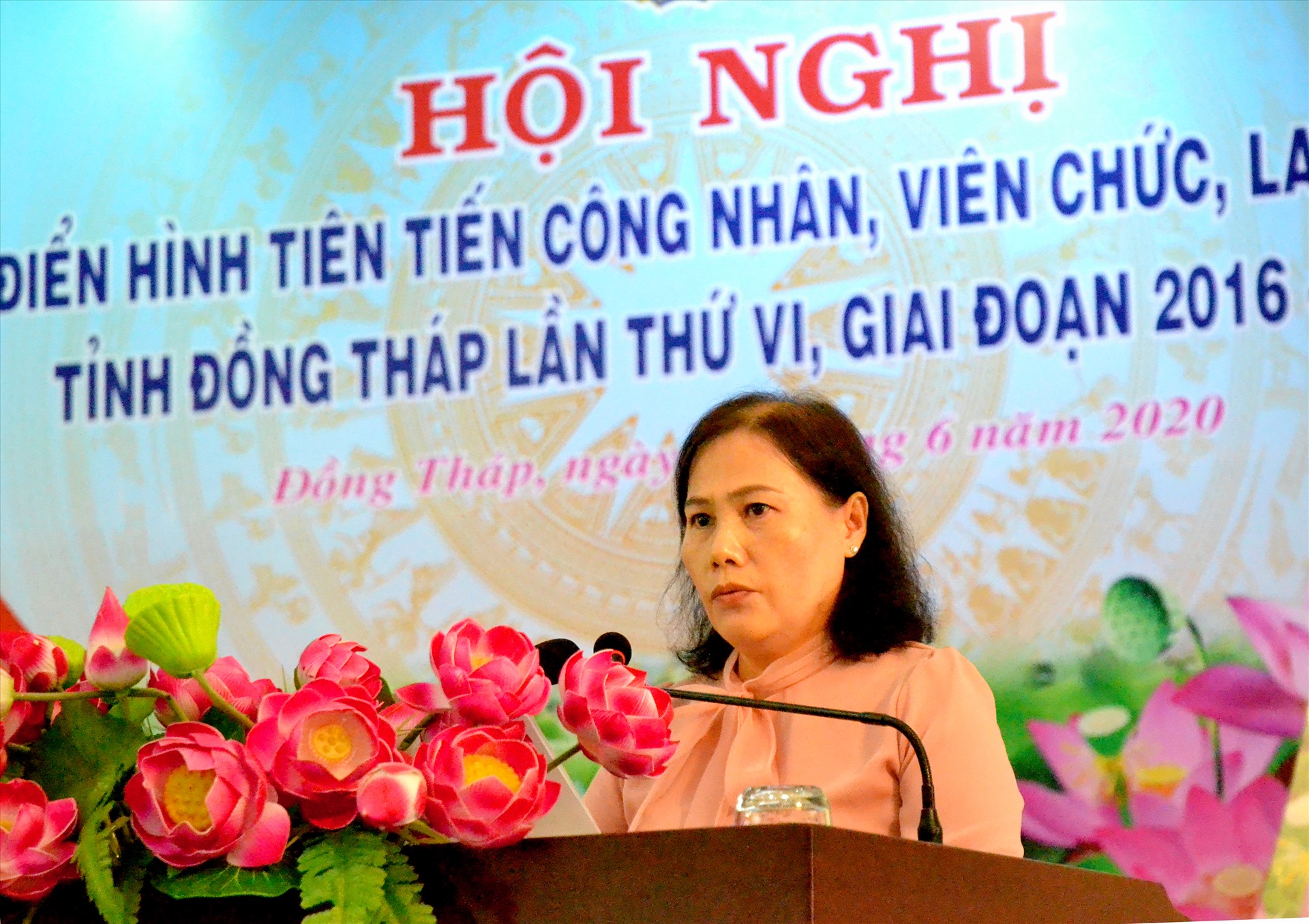 Phó Chủ tịch LĐLĐ Đồng Tháp Đặng Kim Đang công bố danh sách tập thể, cá nhân dự Đại hội thi đua yêu nước. Ảnh: LT