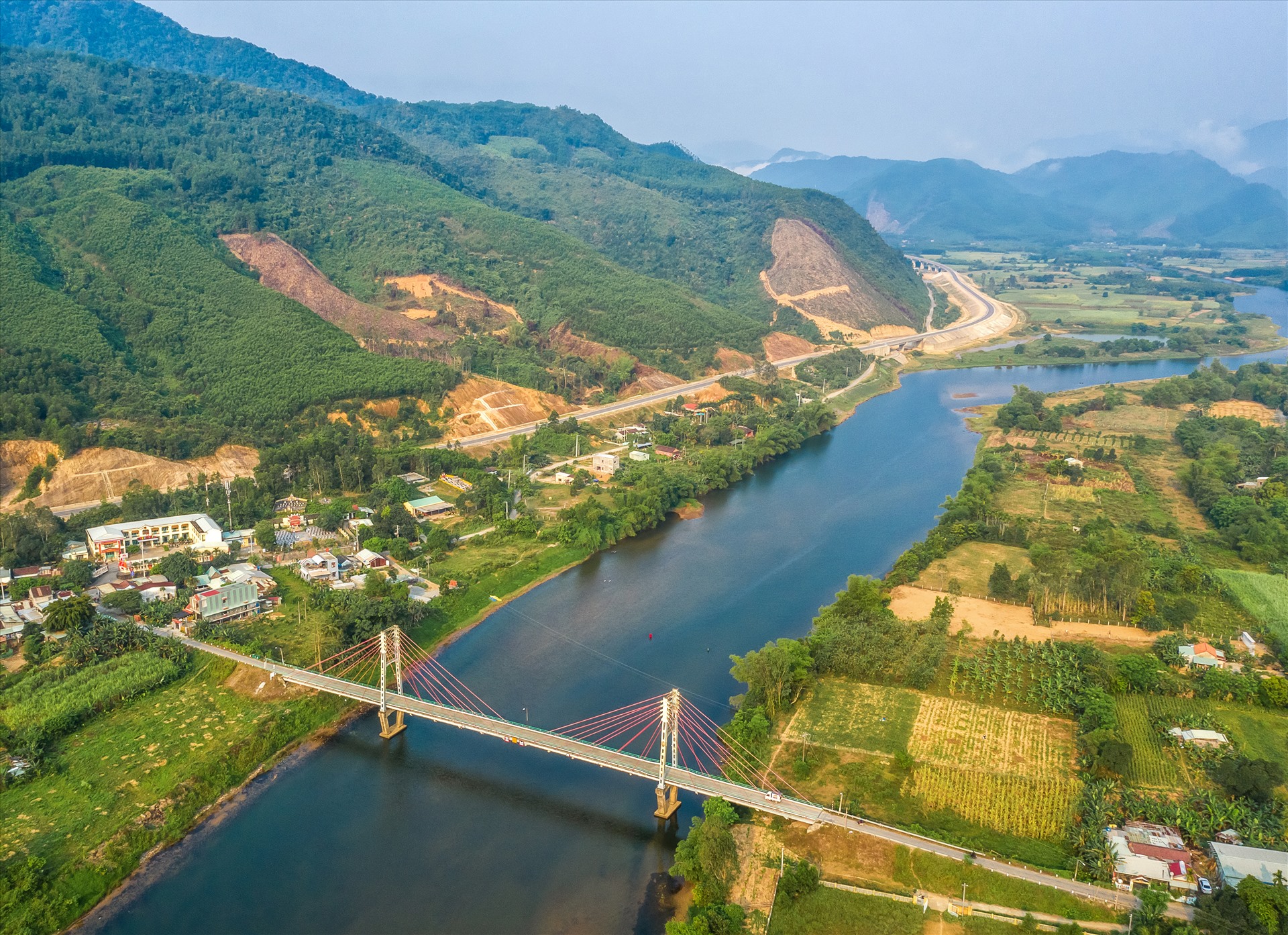 Cầu treo dây văng Phò Nam bắc qua dòng sông Cu Đê, nối liền 2 thôn Nam Yên và Phò Nam.