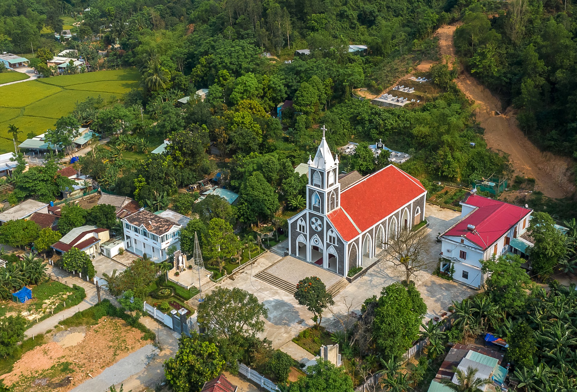 Nhà thờ Hội Yên thuộc thôn Nam Yên.