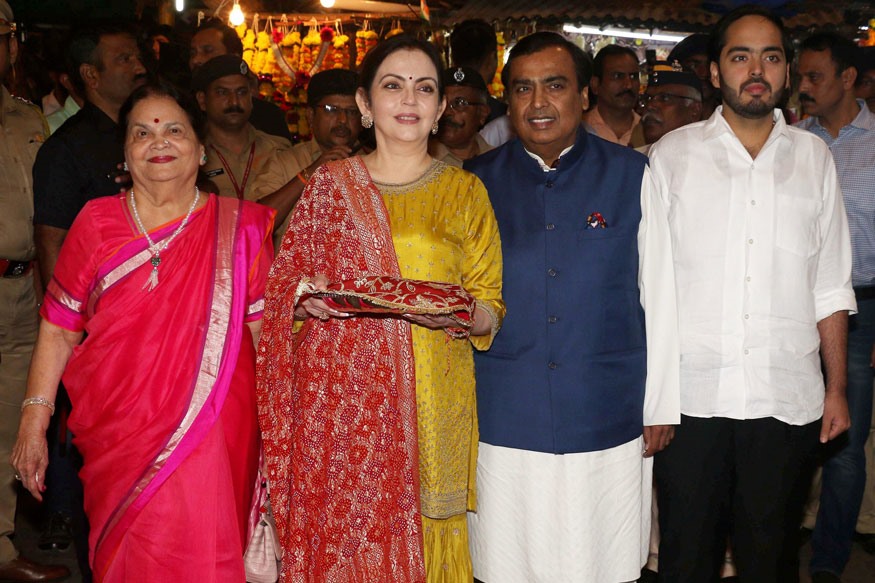 Bà Kokilaben Ambani (áo đỏ) - mẹ của tỉ phú Ấn Độ Mukesh Ambani cùng vợ chồng tỉ phú và cháu trai út Anant. Ảnh: PTI.
