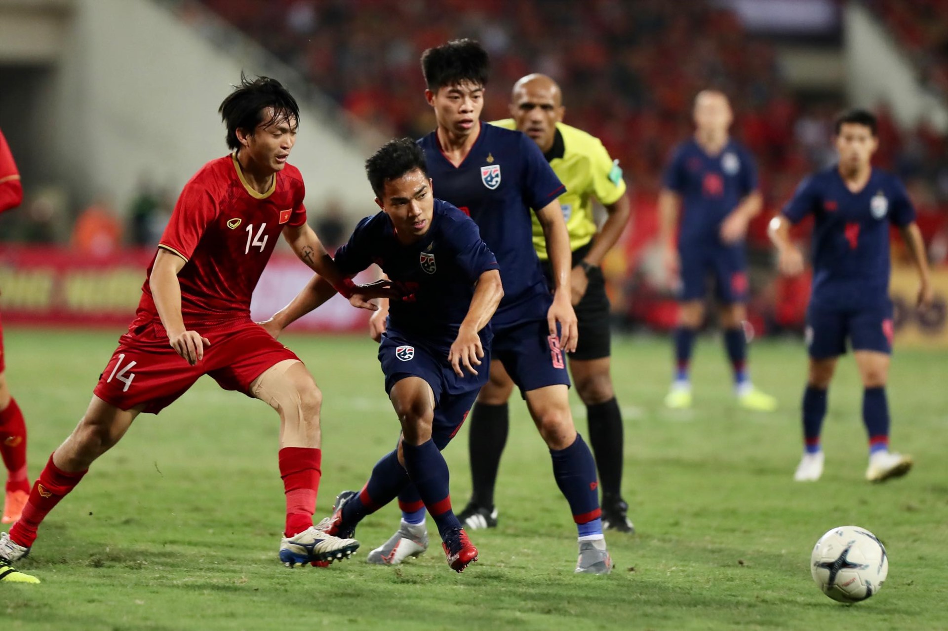 Tuyển Việt Nam đang là đối trọng lớn của Thái Lan ở AFF Cup. Ảnh: T.L