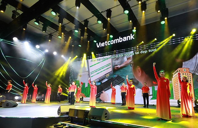 Một tiết mục tại hội thi “Văn hoá Vietcombank dưới ánh sáng tư tưởng Hồ Chí Minh”. Ảnh: VCB