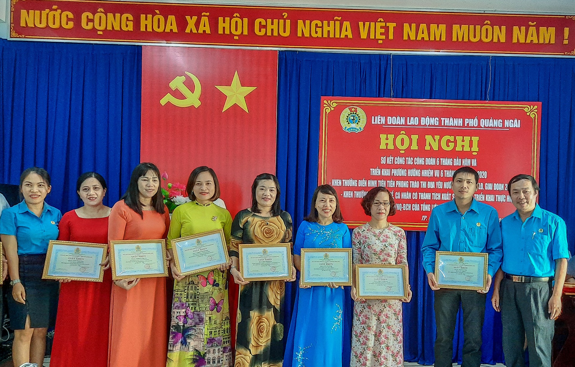 LĐLĐ TP Quảng Ngãi khen thưởng các cá nhân và tập thể có thành tích xuất sắc trong phong trào thi đua yêu nước.