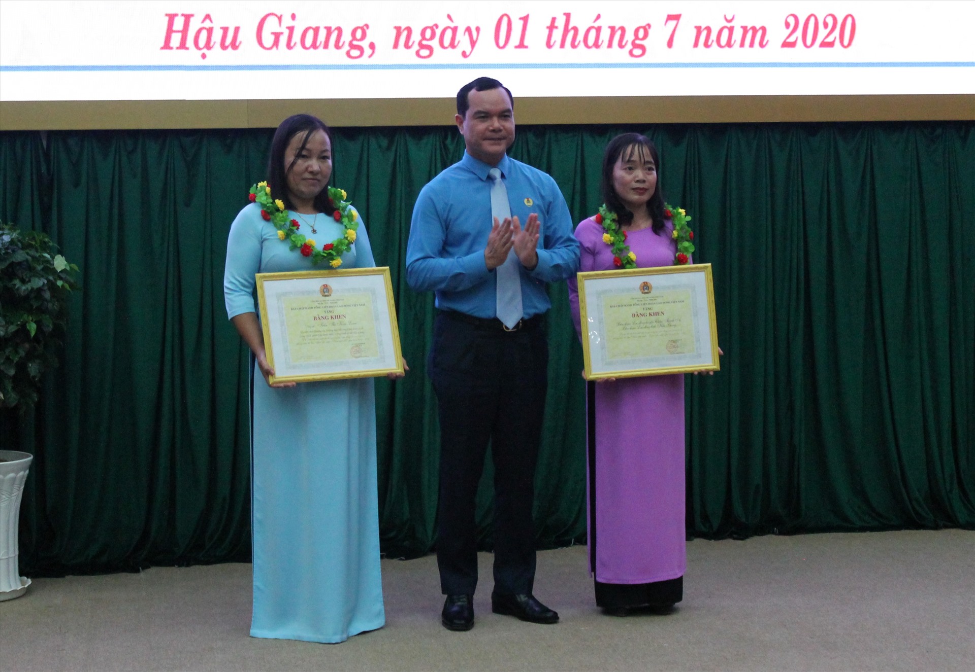 Chủ tịch Tổng LĐLĐ Việt Nam Nguyễn Đình Khang chúc mừng và trao bằng khen cho cá nhân và tập thể có thành tích xuất sắc. Ảnh: Thành Nhân