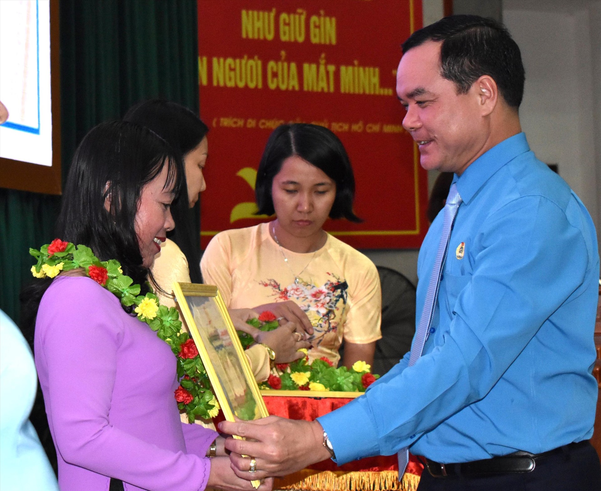Chủ tịch Tổng LĐLĐ Việt Nam Nguyễn Đình Khang trao bằng cho cá nhân và tập thể có thành tích xuất sắc. Ảnh: Thành Nhân