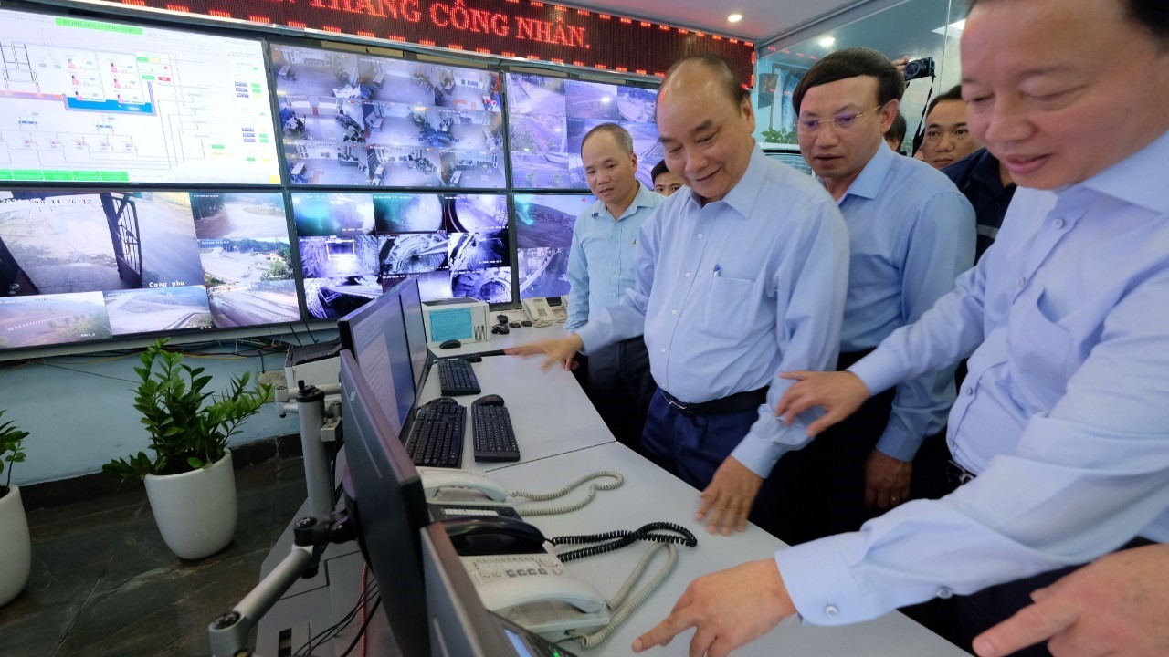 Thủ tướng Nguyễn Xuân Phúc thăm Trung tâm điều hành sản xuất Cty CP than Hà Lầm. Ảnh: Trần Ngọc Duy