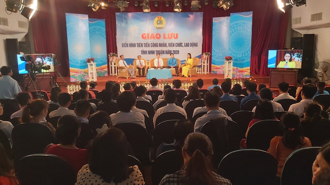 Quang cảnh lễ giao lưu CNVCLĐ điển hình tiên tiến trong các phong trào thi đua tỉnh Ninh Thuận 2020. Ảnh: Lý Thanh