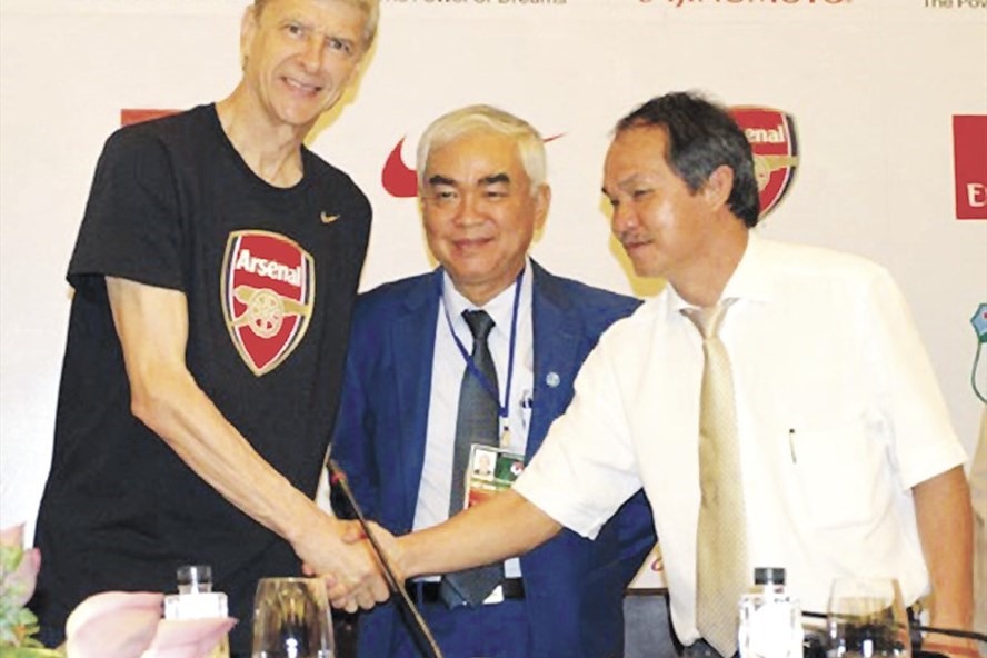 Bầu Đức và HLV Wenger trong chuyến du đấu của Arsenal sang Việt Nam năm 2013. Ảnh: TL
