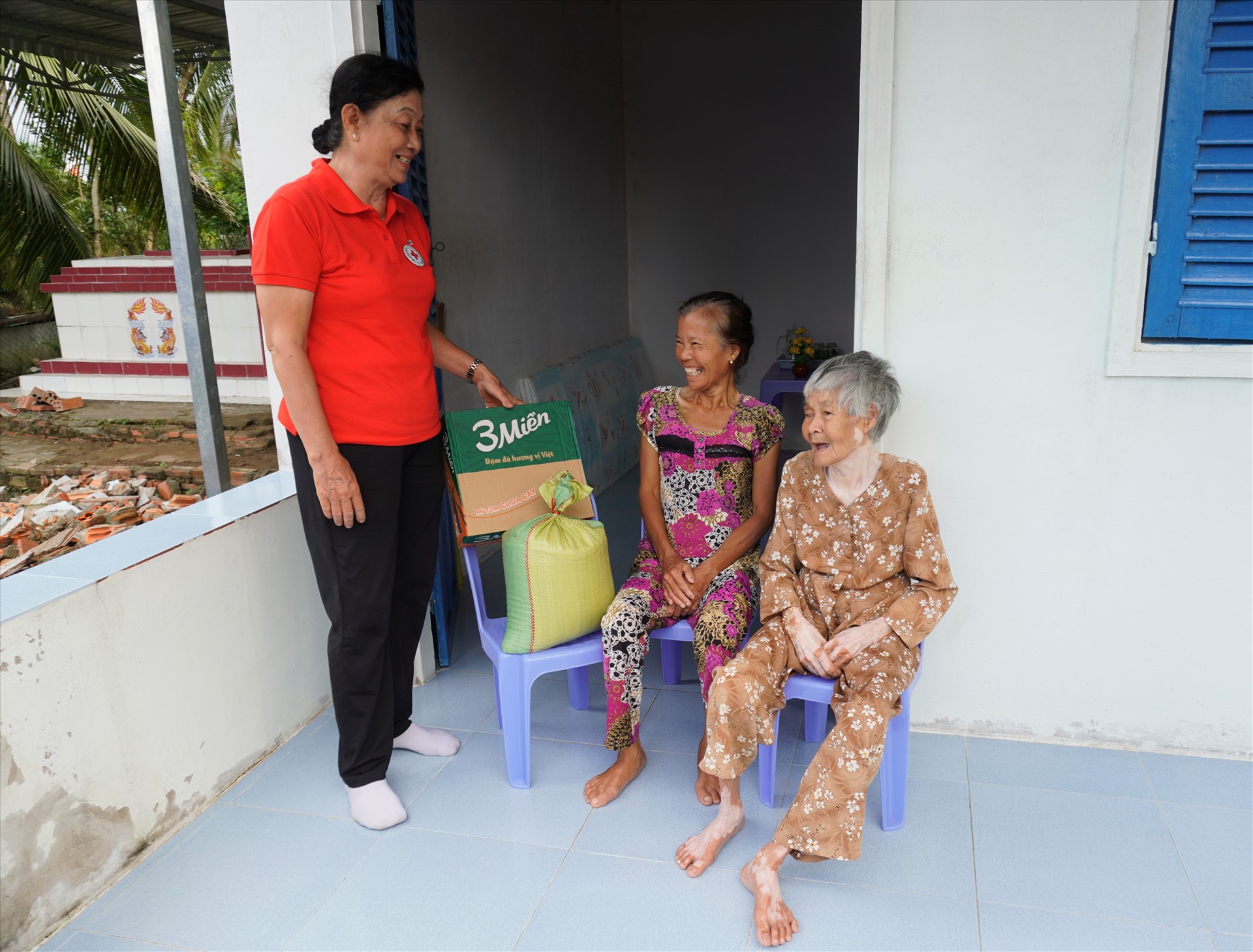 Bà Nguyễn Thị Hạnh (86 tuổi, mẹ), bà Đoàn Thị Thu Ba (54 tuổi, con) nhờ bà Xuân giúp đỡ, vận động cất nhà, cho mỳ và gạo hàng tháng. Ảnh: Nguyên Anh