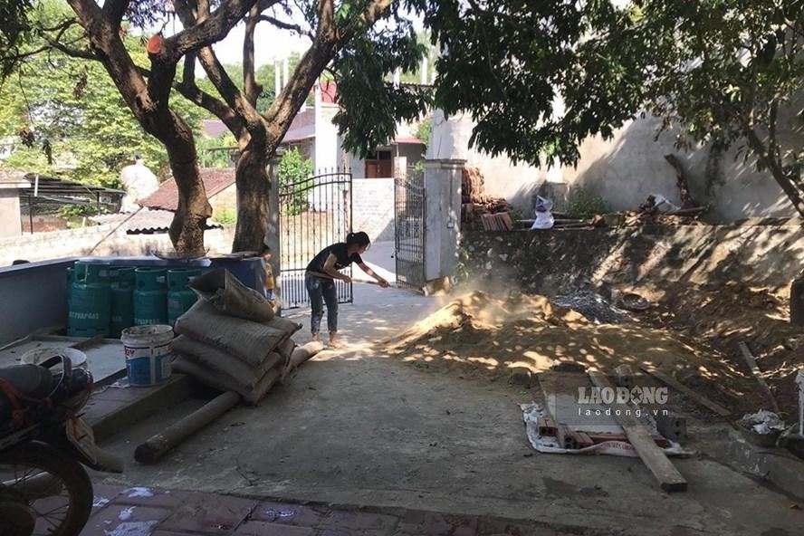 Chị Nguyễn Thị Thuỳ Linh sửa sang lại khoảng sân vườn của bố để sắp tới mở quán sau khi mất việc do dịch COVID-19. Ảnh: Đỗ Phương