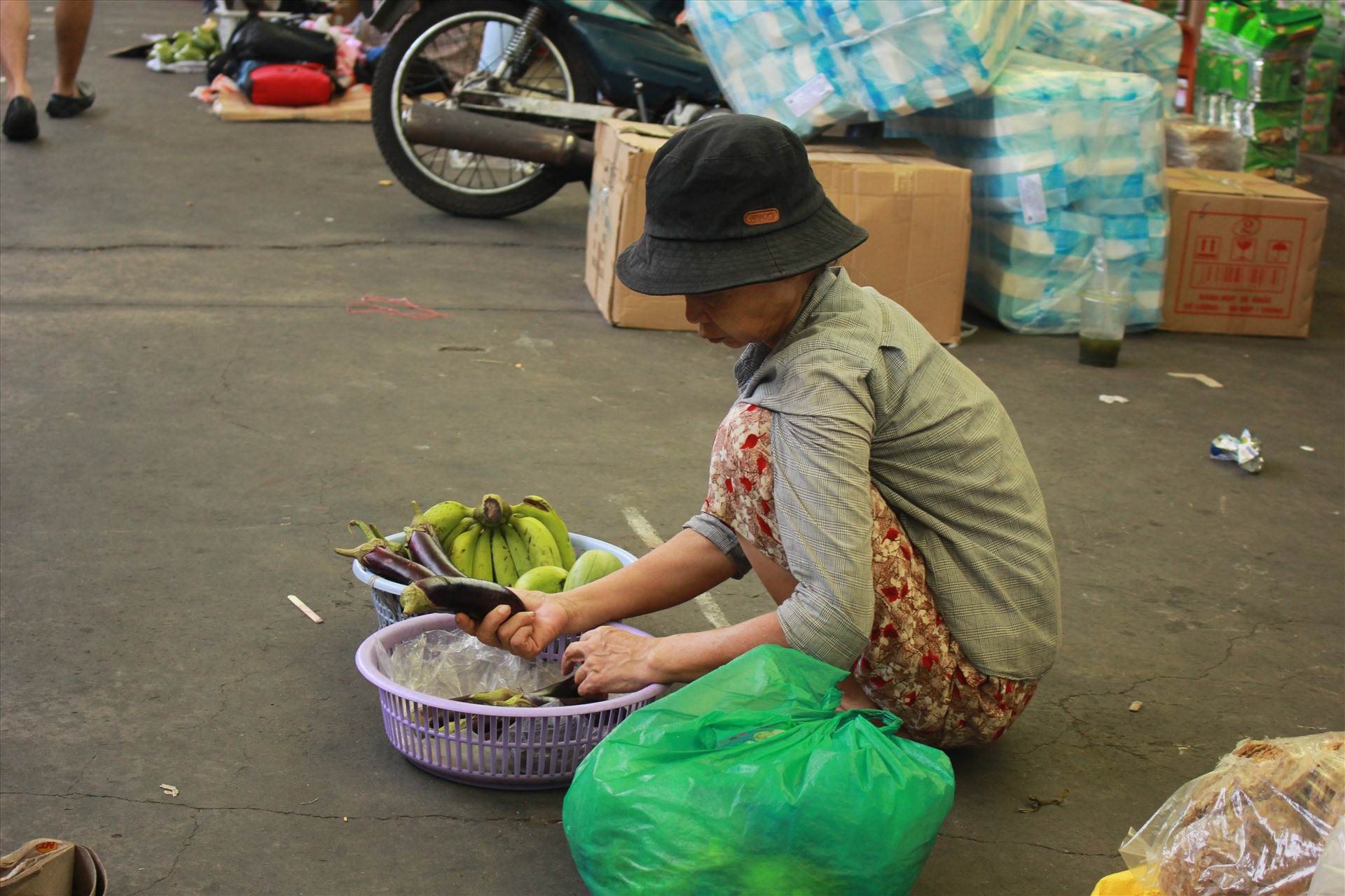 Nhiểu tiểu thương tại các chợ lớn phải chịu đựng cái nắng nóng và ế ẩm vì không có khách du lịch.