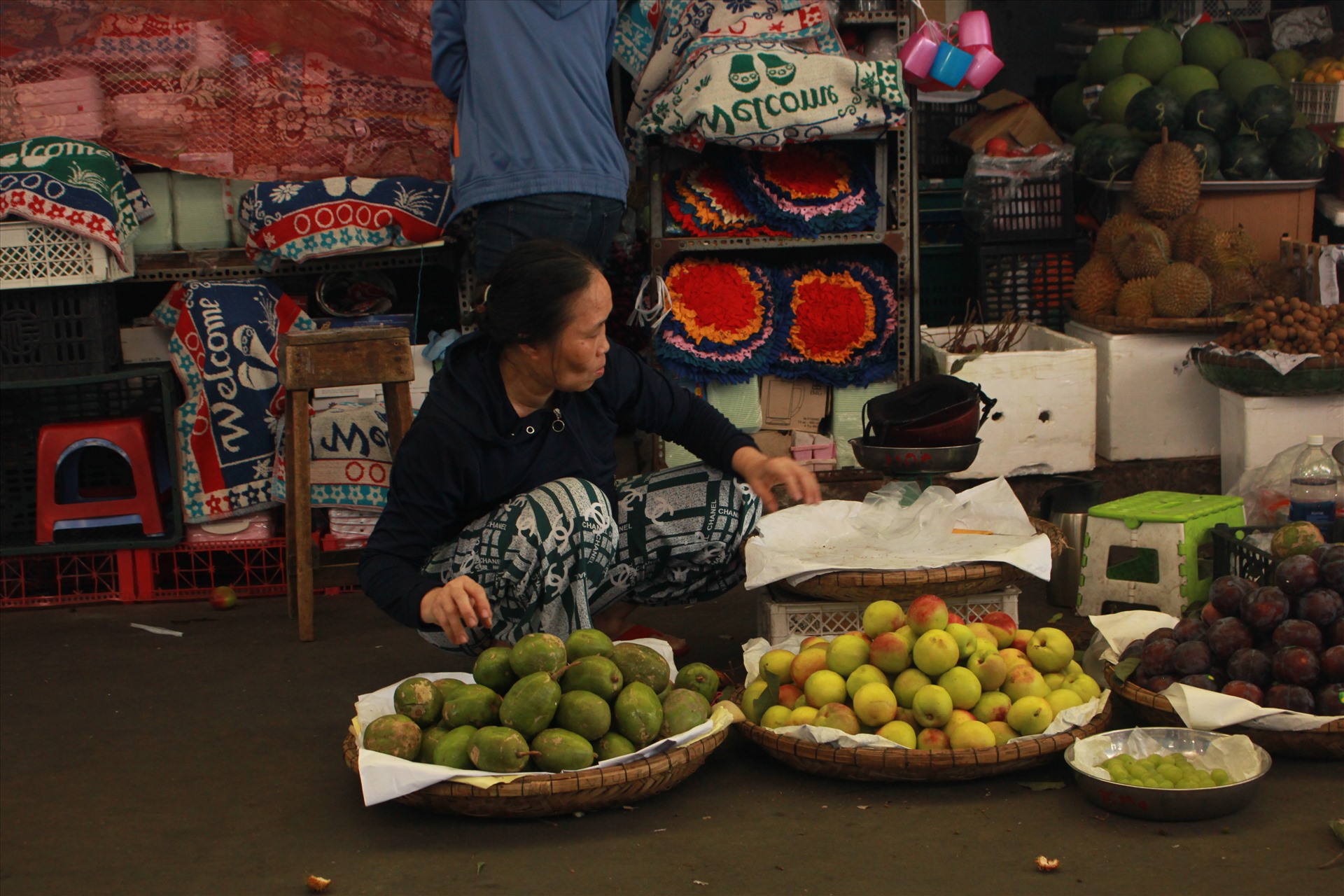 Tại chợ Cồn thì các quầy hàng bán thực phẩm vẫn hút khách, còn với những hàng như  trái cây, bánh mứt vẫn kén khách.