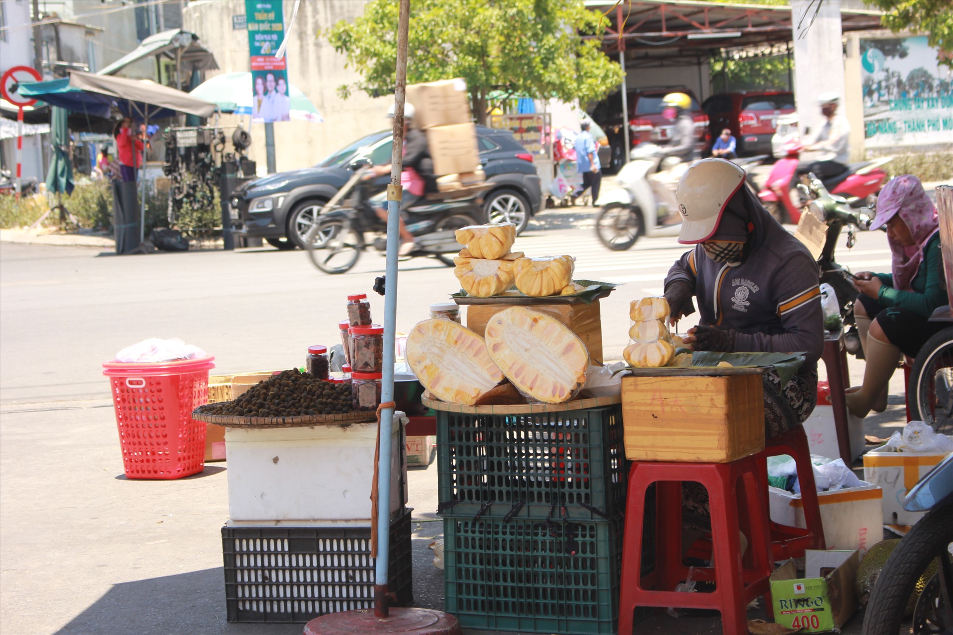Cô Nguyễn Thị Hoa (tiểu thương bán bánh mứt tại chợ Hàn) chia sẻ: “So với thời điểm dịch phải đóng cửa hàng thì bây giờ đã được buôn bán. Nhưng mở bán vậy chứ khách cũng không có mấy”.