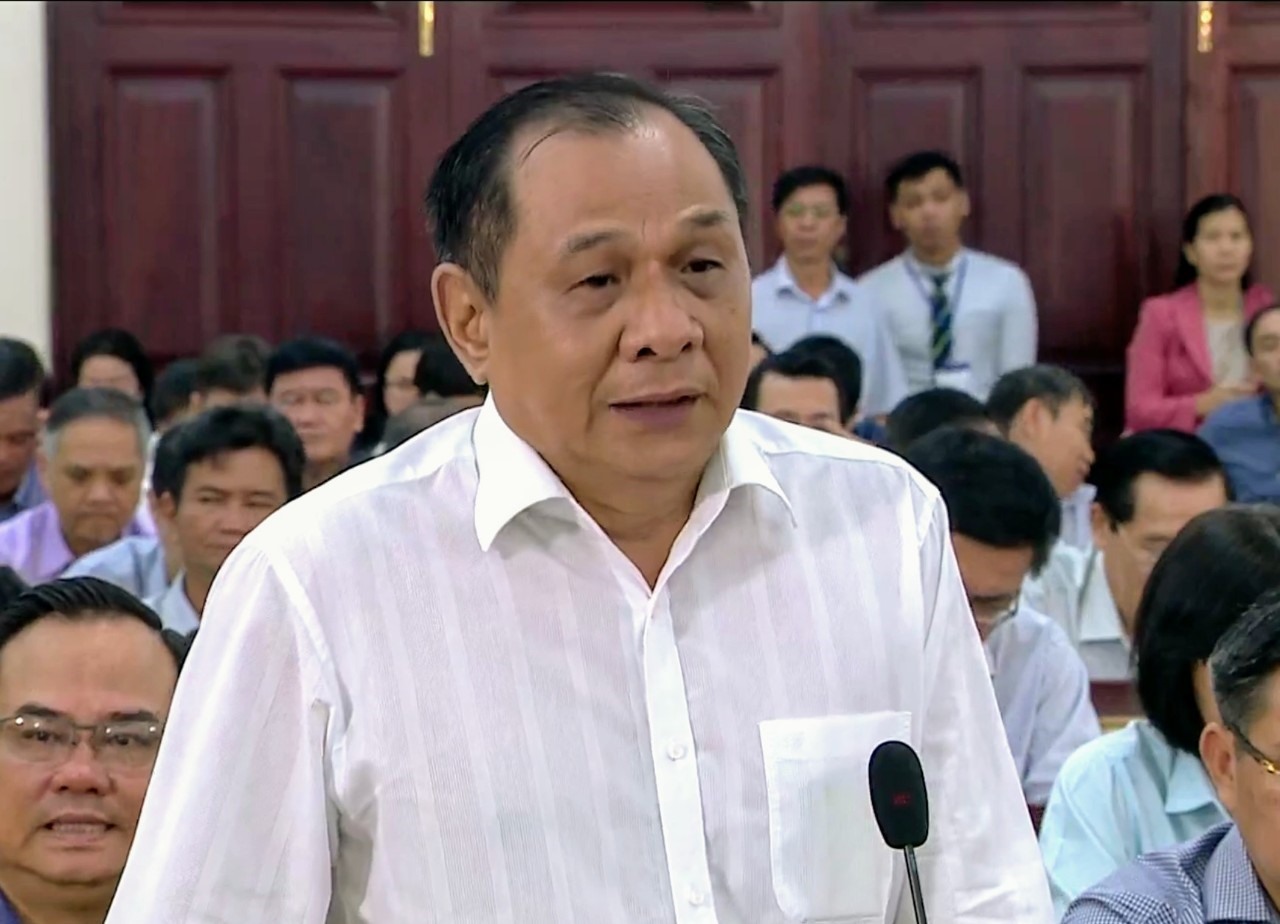 Đại biểu Trần Quang Thắng nói về tình trạng xây nhà cao tầng gây ngập nước.  Ảnh: Minh Quân