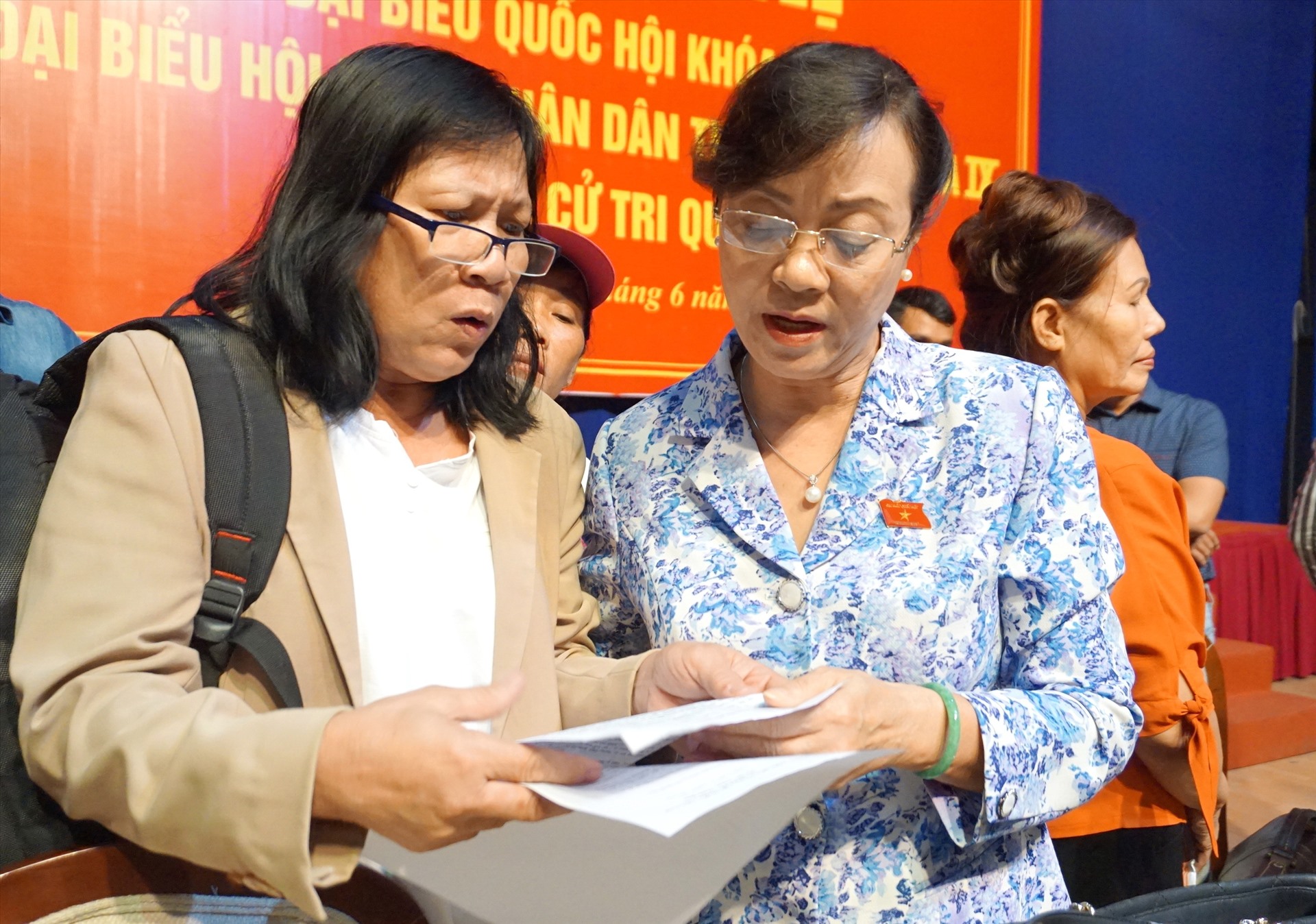 Cử tri quận 2 trao đổi với bà Nguyễn Thị Quyết Tâm sau buổi tiếp xúc cử tri trước kỳ họp.  Ảnh: Minh Quân