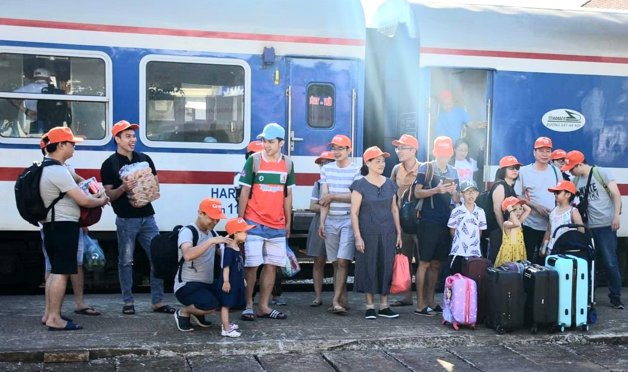 Các du khách đầu tiên trên chuyến tàu charter xuống ga Đồng Hới. Ảnh: LPL